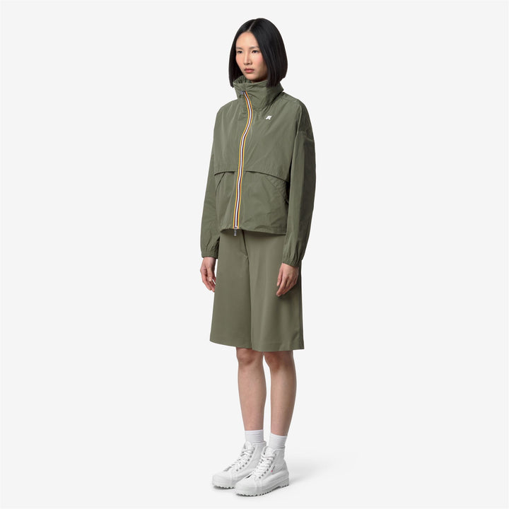 Chaqueta corta de verano verde musgo para mujer con detalles oversized 4
