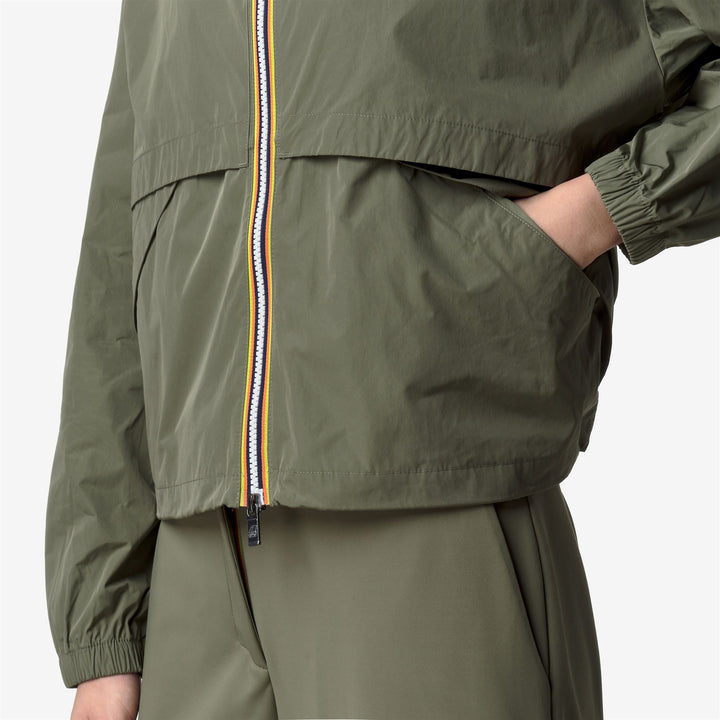 Chaqueta corta de verano verde musgo para mujer con detalles oversized 2