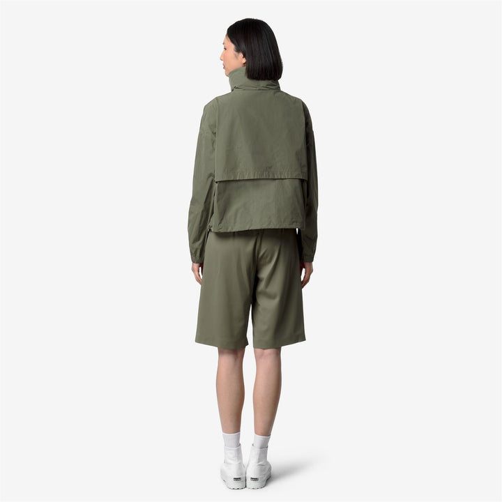 Chaqueta corta de verano verde musgo para mujer con detalles oversized 5