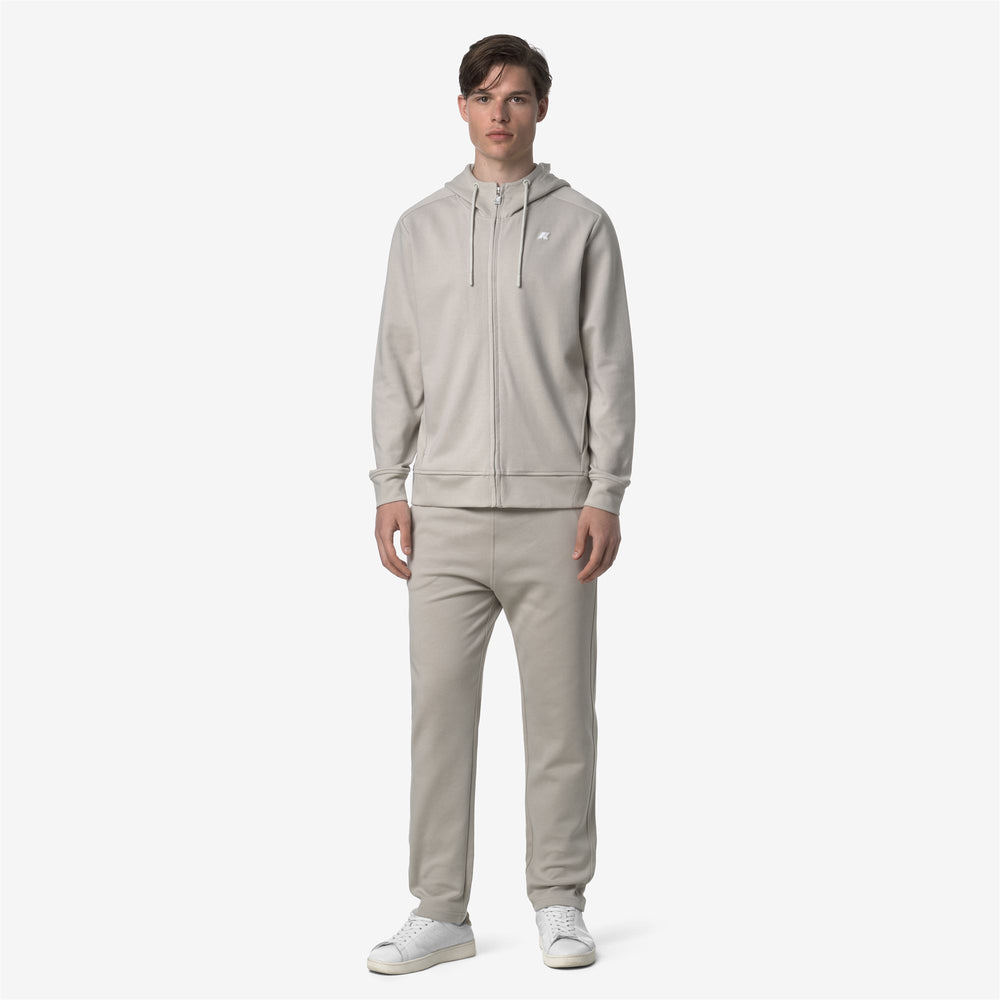 Pantalones deportivos chic en beige y gris para hombres, ideales para ocio y viajes 02