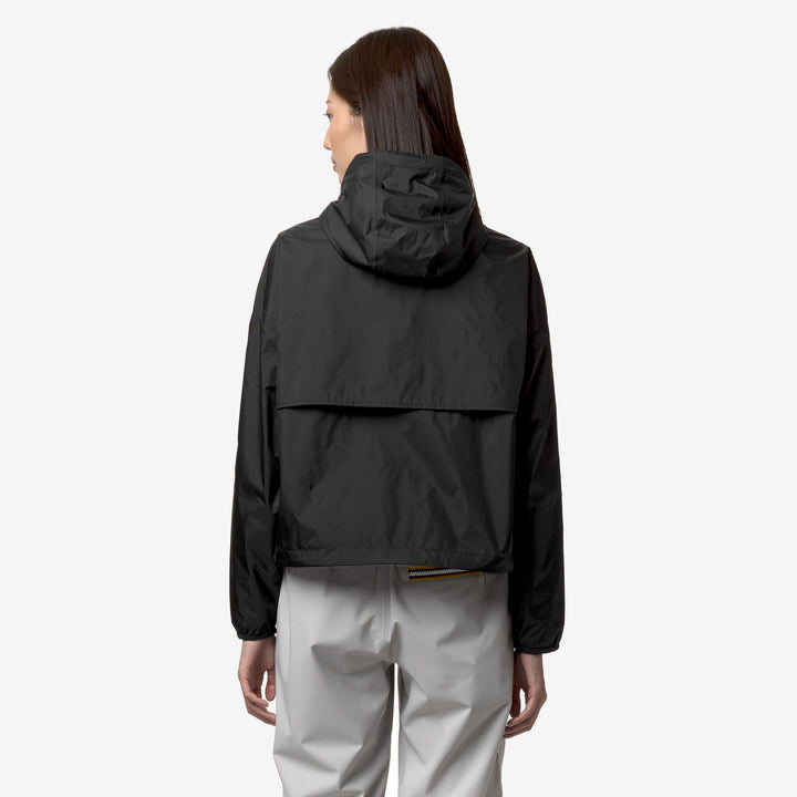 Chaqueta corta impermeable reversible para mujer en beige y negro 3