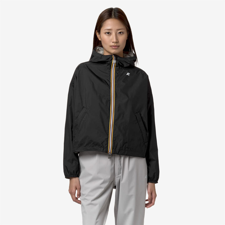 Chaqueta corta impermeable reversible para mujer en beige y negro 1