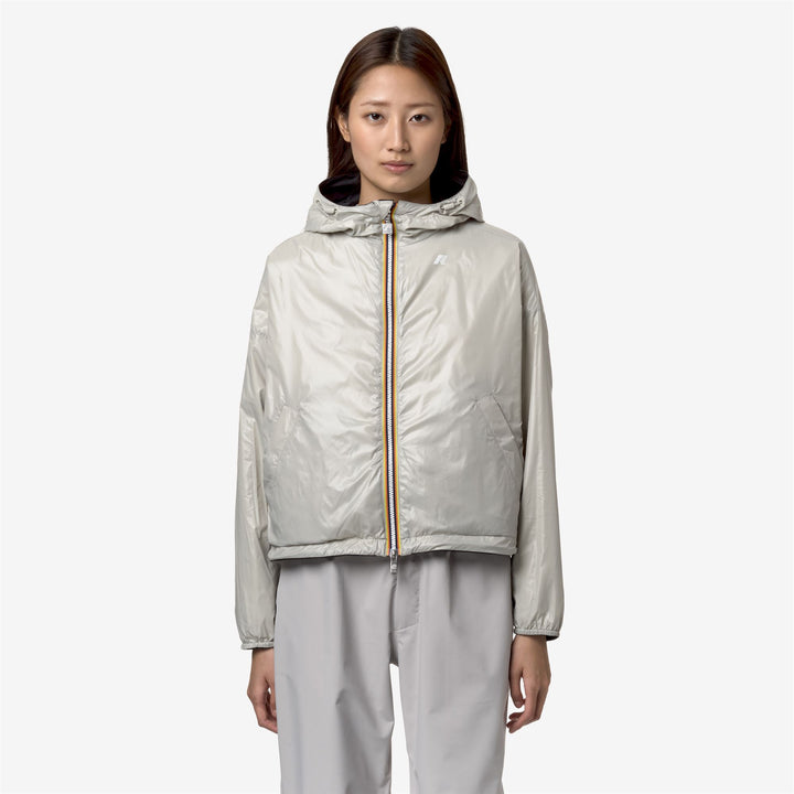 Chaqueta corta impermeable reversible para mujer en beige y negro 4