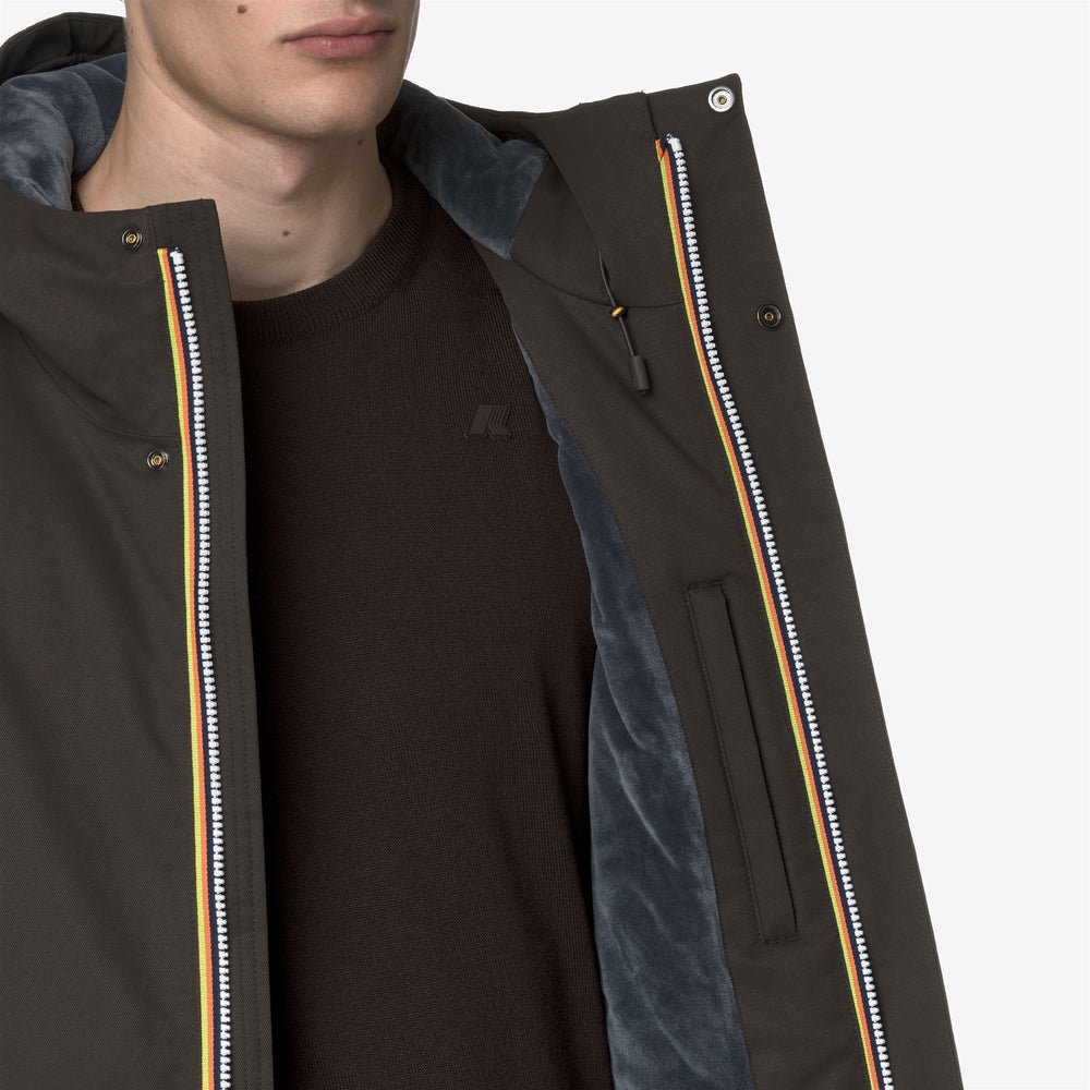 Chaqueta corta impermeable para hombre color oliva negro con aislamiento PrimaLoft 02