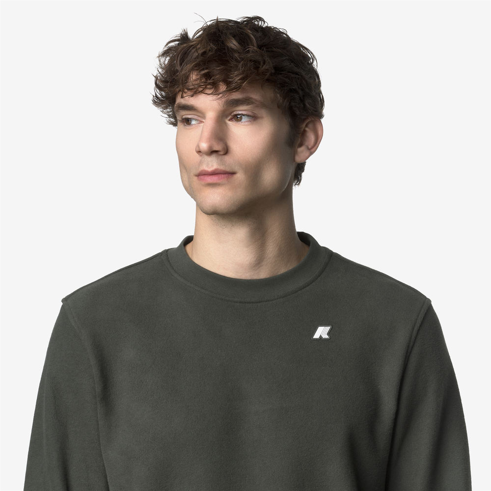 Green men's fleece athleisure jumper with cozy interior 02