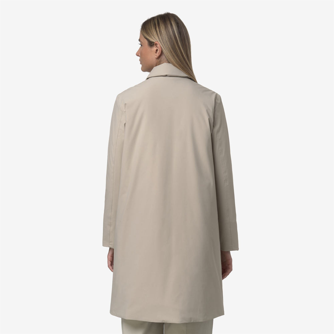 Chaqueta impermeable larga beige con capucha para mujer main