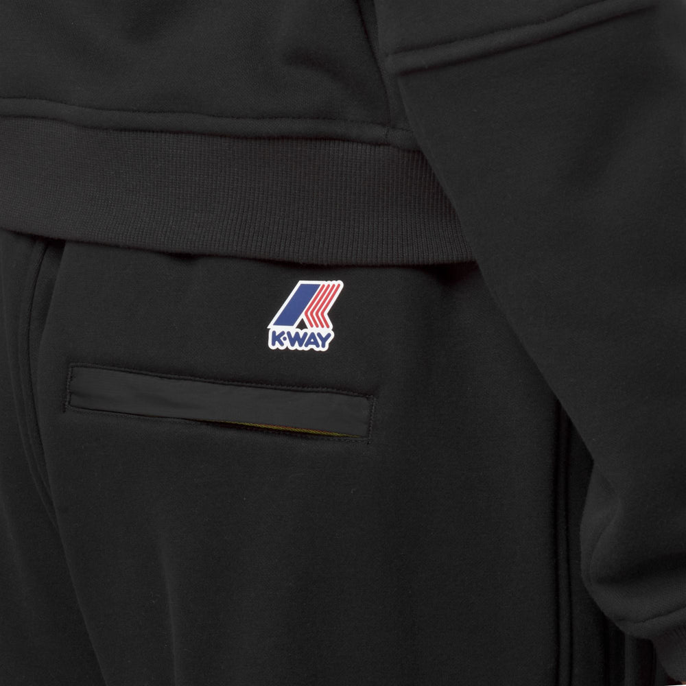 Pantalón deportivo unisex negro con cinturilla ajustable y bolsillos. 02