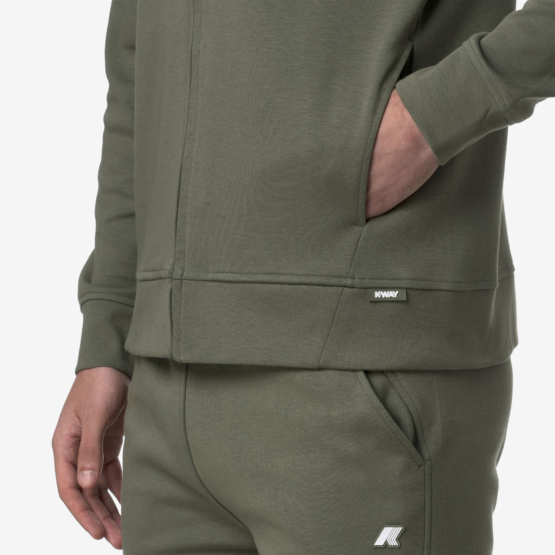 Chaqueta polar deportiva verde para hombre con cuello alto y bolsillos main