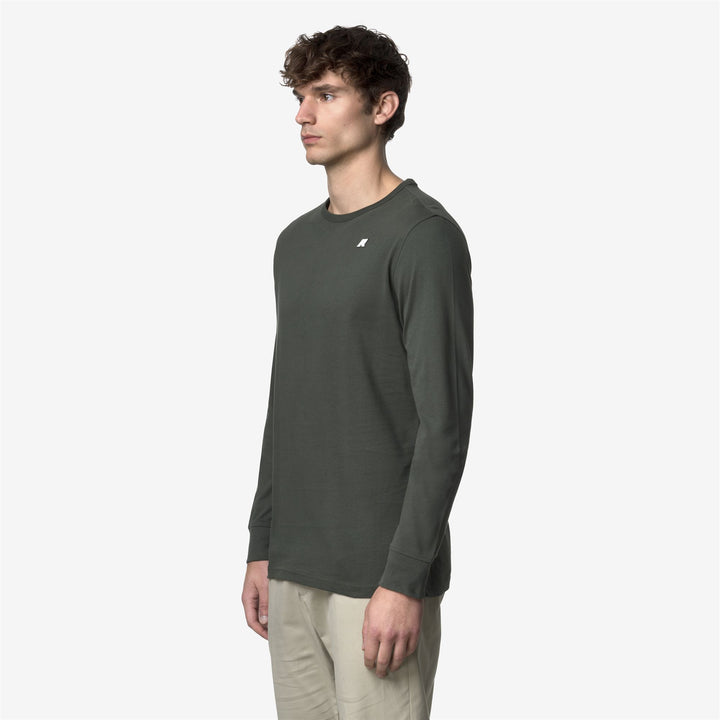 Camiseta de manga larga ajustada para hombre en verde negruzco 4