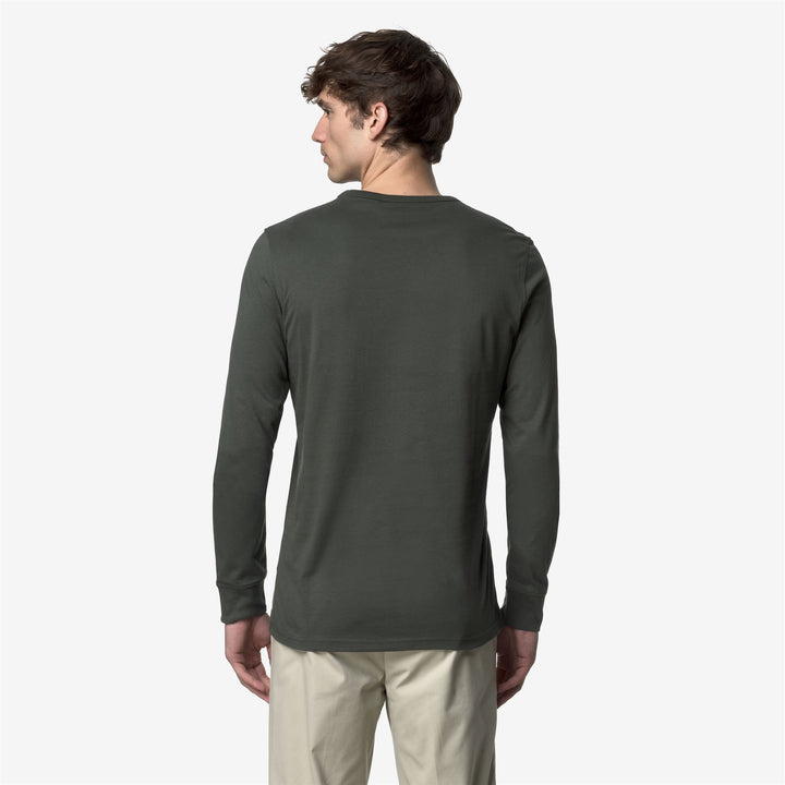 Camiseta de manga larga ajustada para hombre en verde negruzco 5