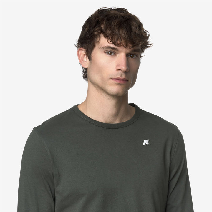 Camiseta de manga larga ajustada para hombre en verde negruzco 2