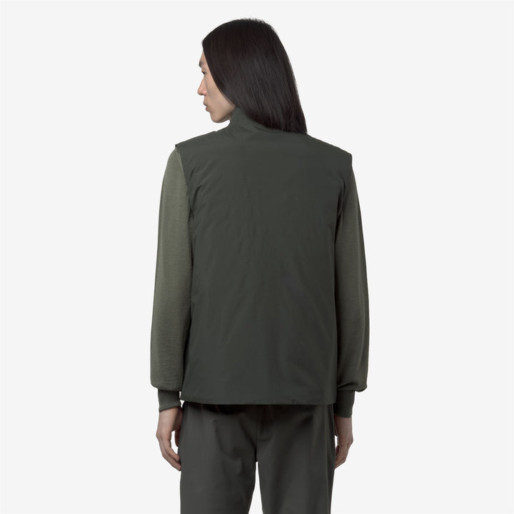 Chaleco impermeable de plumón verde negruzco para hombre con bolsillos utilitarios 5