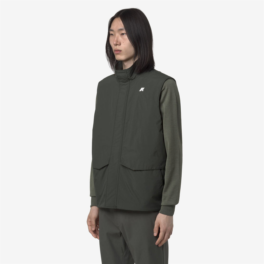 Chaleco impermeable de plumón verde negruzco para hombre con bolsillos utilitarios main