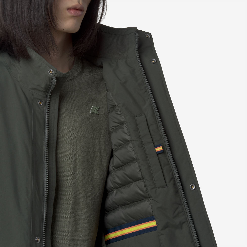 Chaleco impermeable de plumón verde negruzco para hombre con bolsillos utilitarios 02