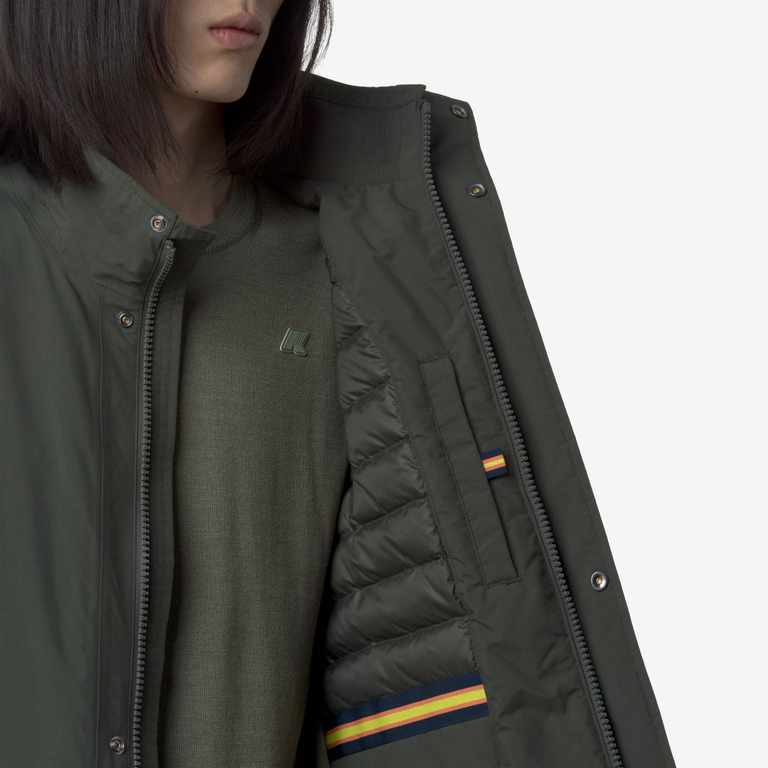 Chaleco impermeable de plumón verde negruzco para hombre con bolsillos utilitarios main