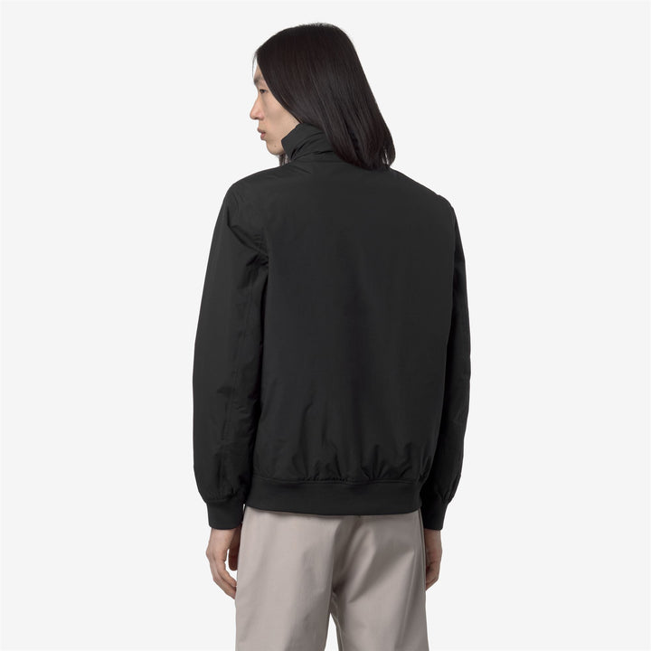 Chaqueta corta informal negra con capucha para hombre 5