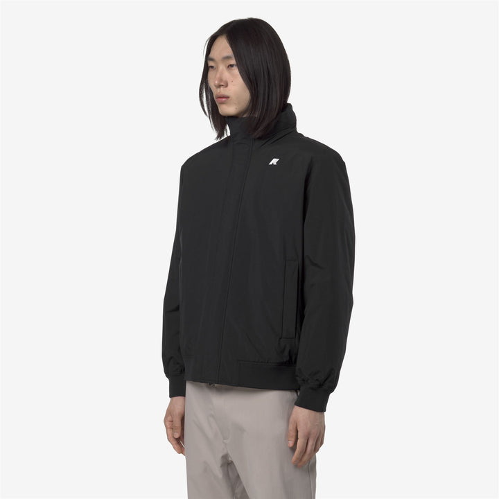 Chaqueta corta informal negra con capucha para hombre 4