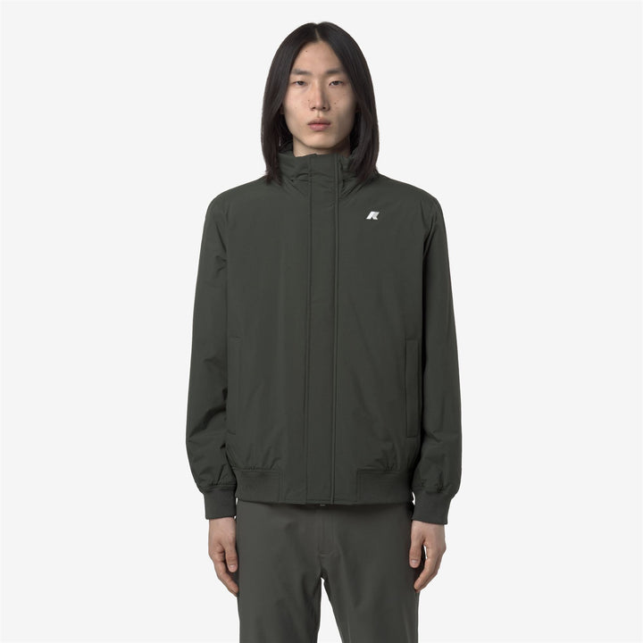 Chaqueta corta impermeable verde para hombre con capucha y acolchado. 3