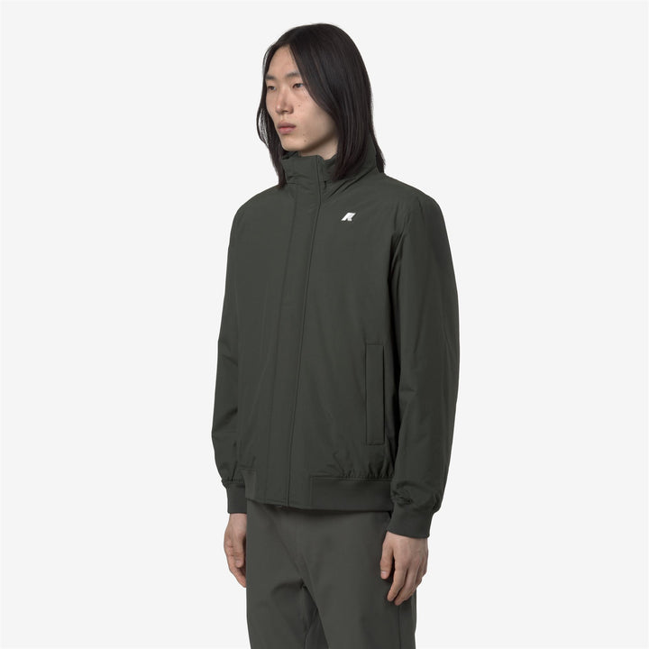 Chaqueta corta impermeable verde para hombre con capucha y acolchado. 4