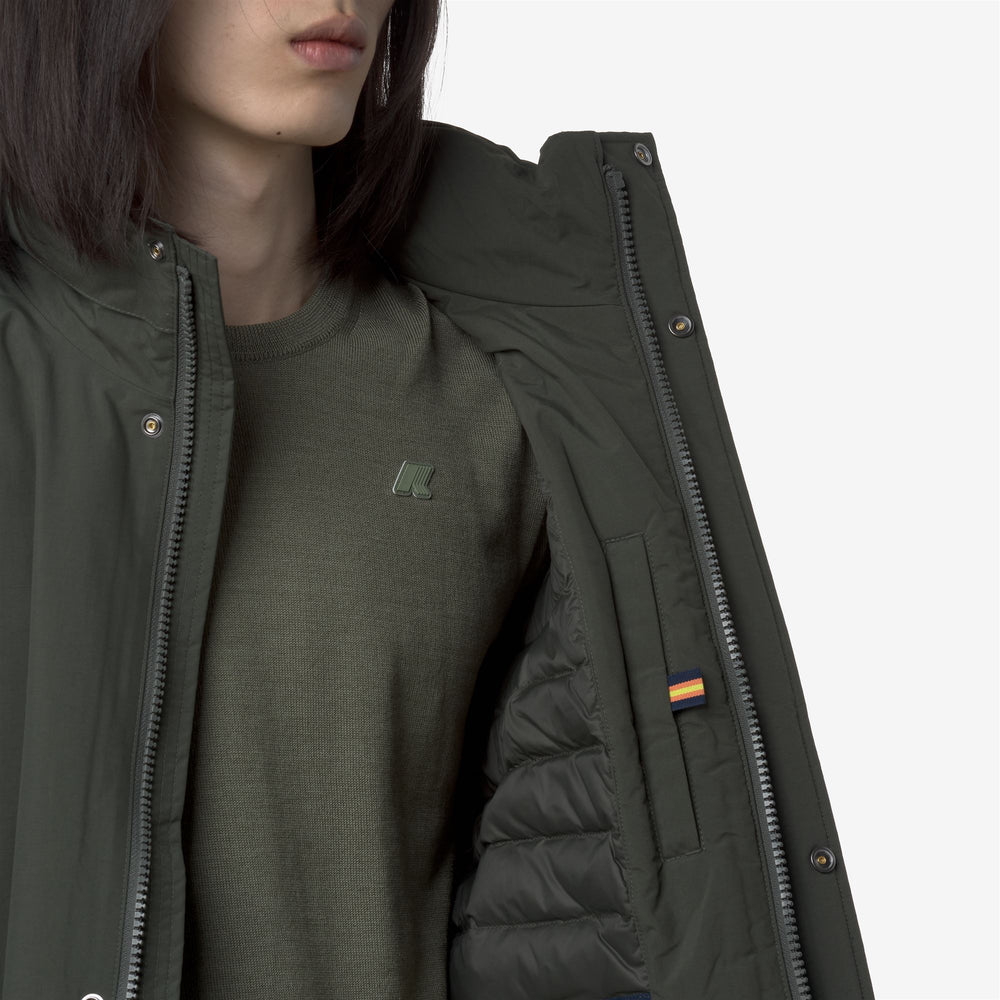 Chaqueta corta impermeable verde para hombre con capucha y acolchado. 02