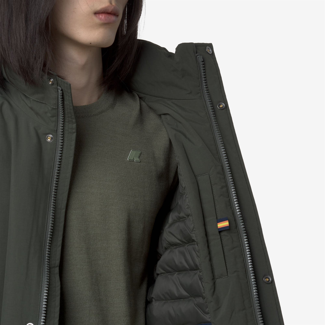 Chaqueta corta impermeable verde para hombre con capucha y acolchado. main