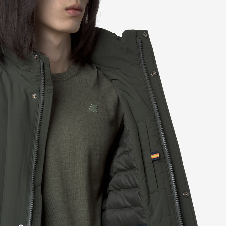 Chaqueta corta impermeable verde para hombre con capucha y acolchado. 2