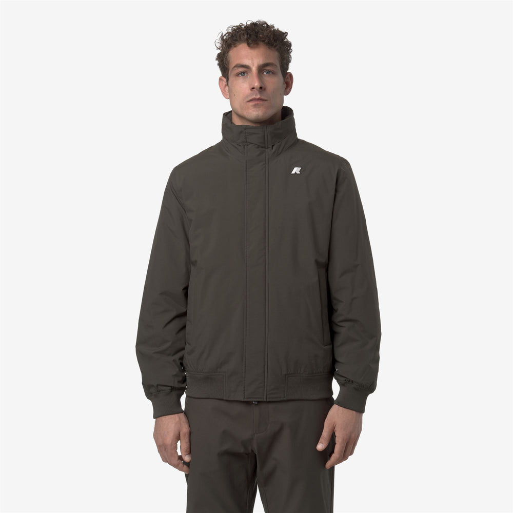 Chaqueta corta impermeable con capucha para hombre color oliva negro 02