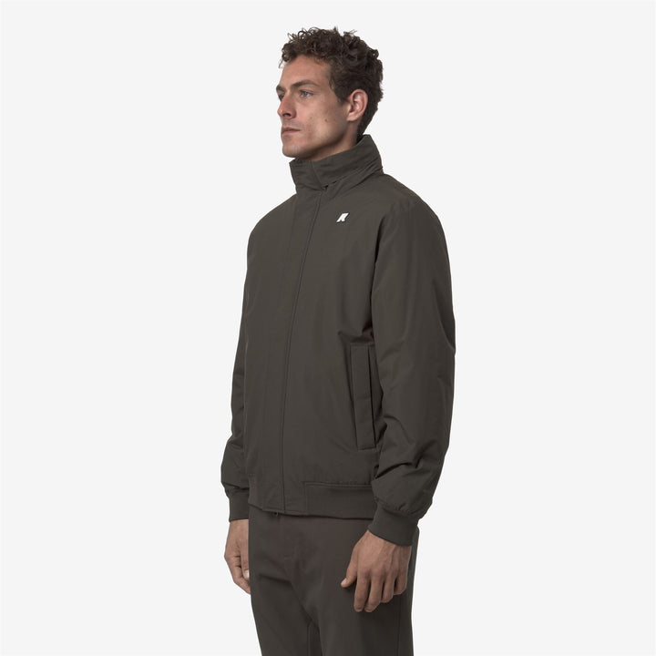 Chaqueta corta impermeable con capucha para hombre color oliva negro 4