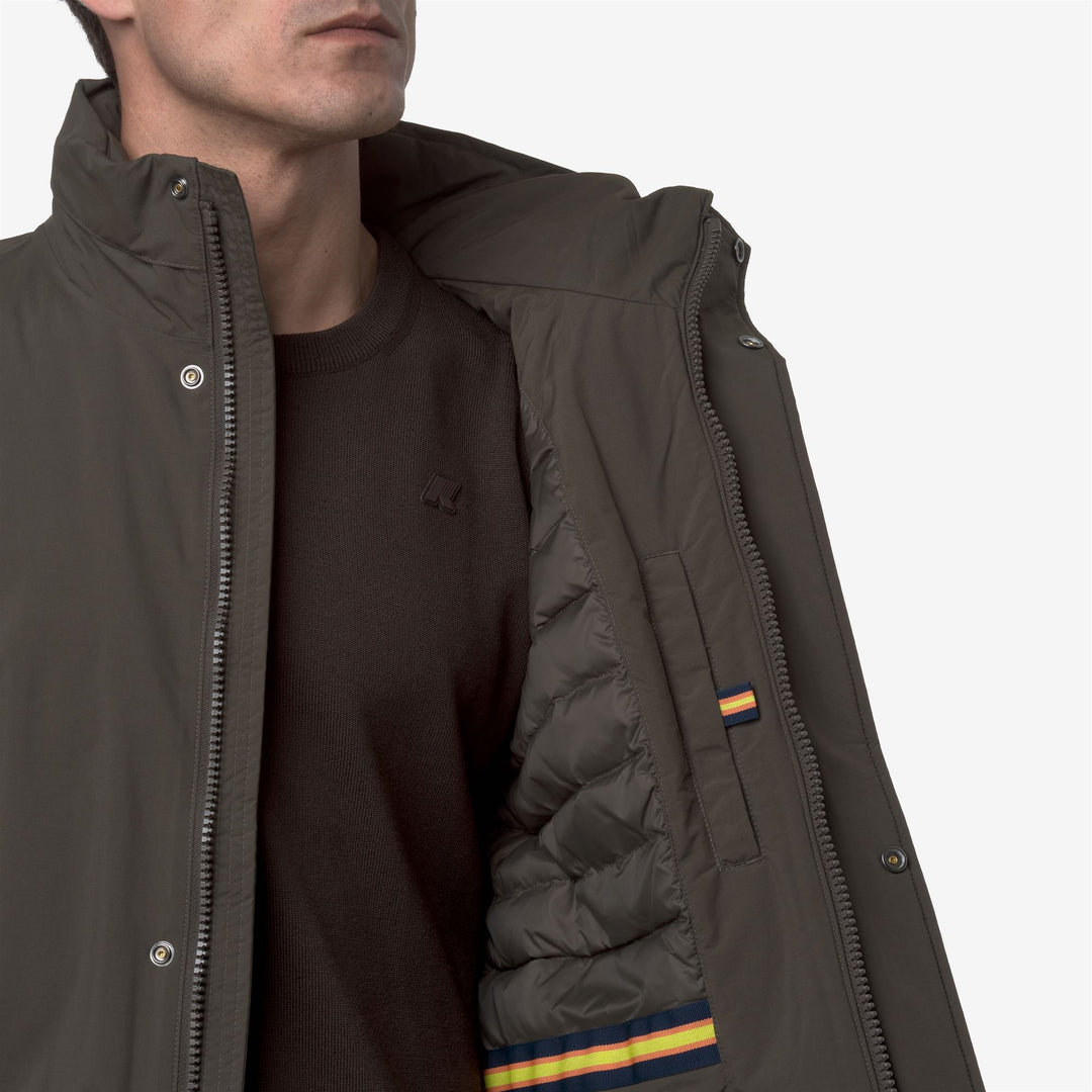 Chaqueta corta impermeable con capucha para hombre color oliva negro main