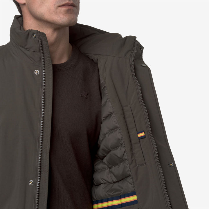 Chaqueta corta impermeable con capucha para hombre color oliva negro 2
