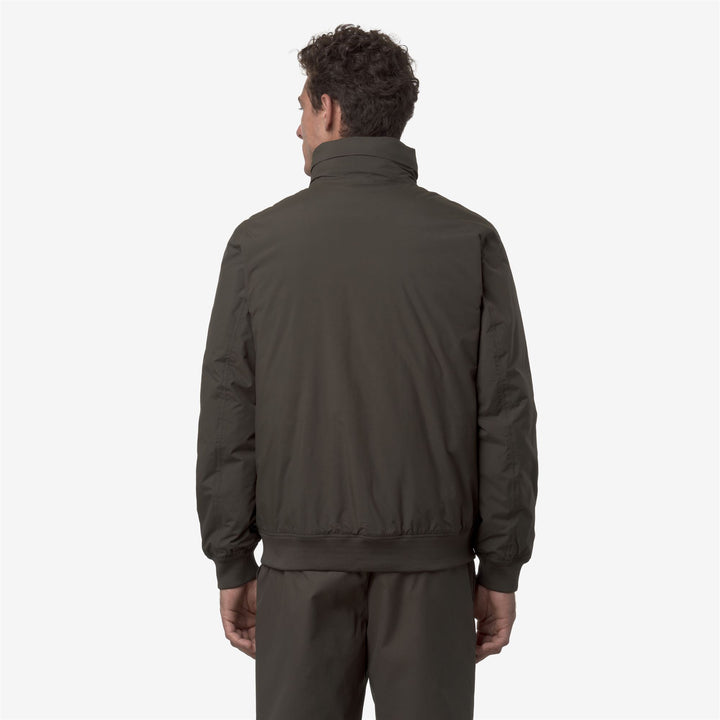 Chaqueta corta impermeable con capucha para hombre color oliva negro 5