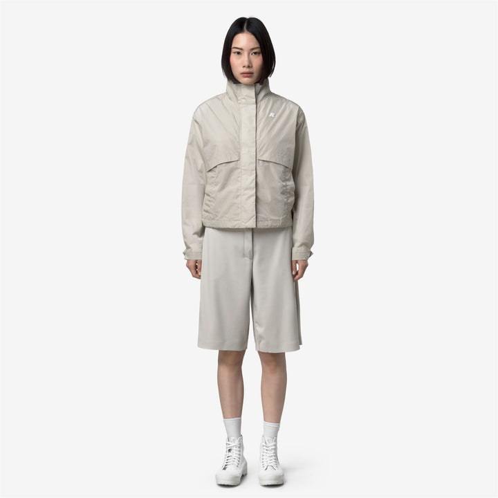 Chaqueta corta beige impermeable para mujer con acabado brillante 1