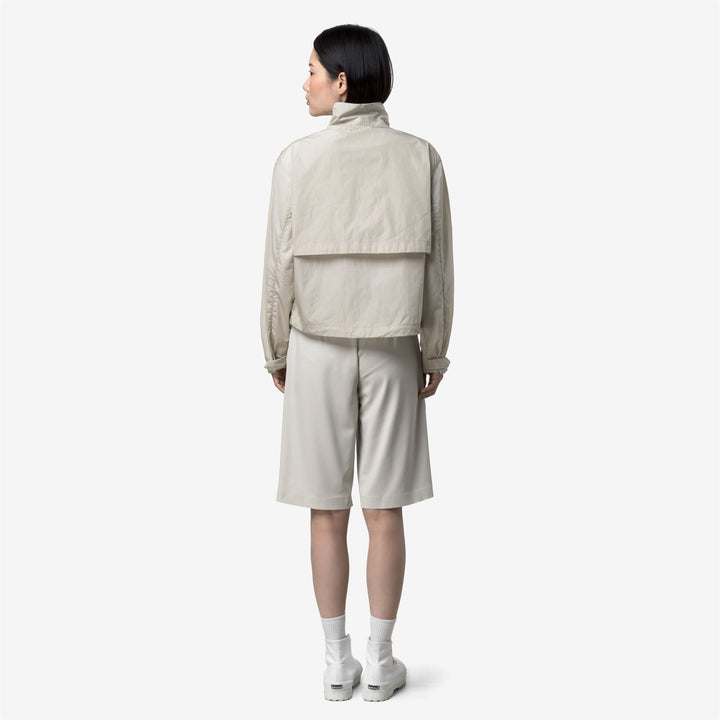 Giacca corta idrorepellente da donna beige con finitura lucida 5