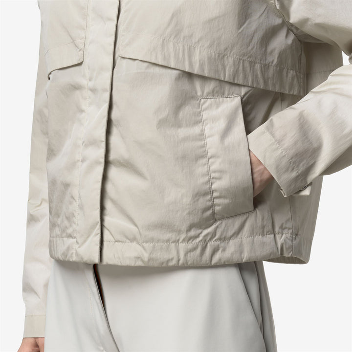 Giacca corta idrorepellente da donna beige con finitura lucida 2