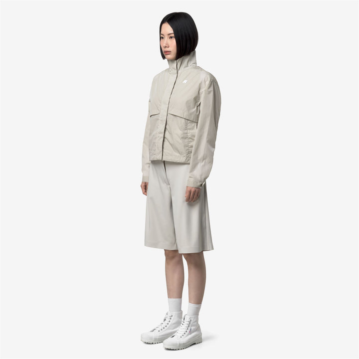 Giacca corta idrorepellente da donna beige con finitura lucida 4