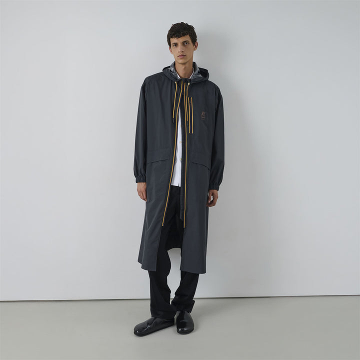 Gabardina larga unisex negra de nailon reciclado con capucha 7