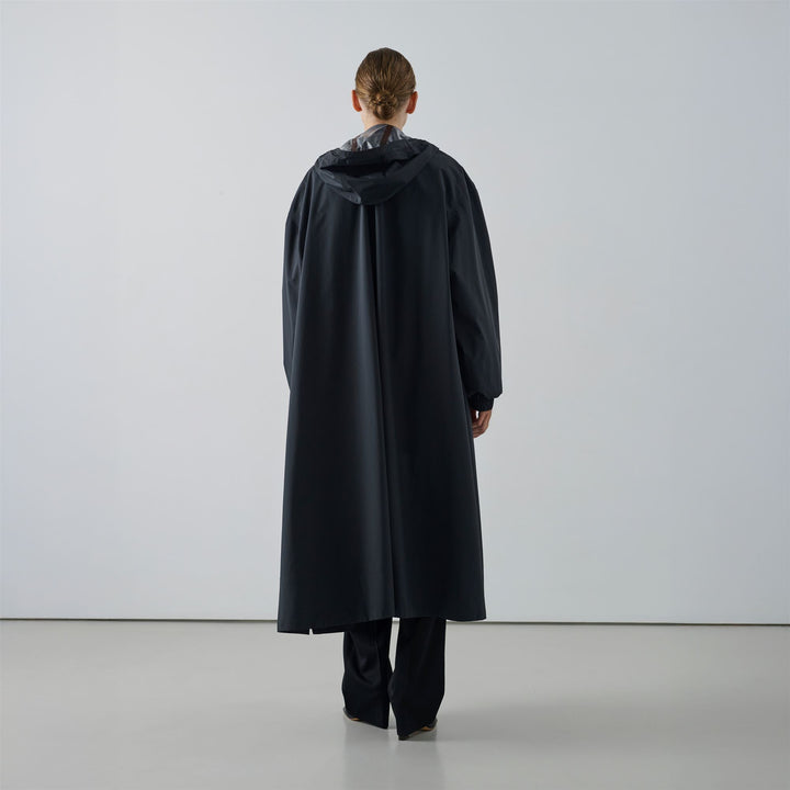 Gabardina larga unisex negra de nailon reciclado con capucha 6