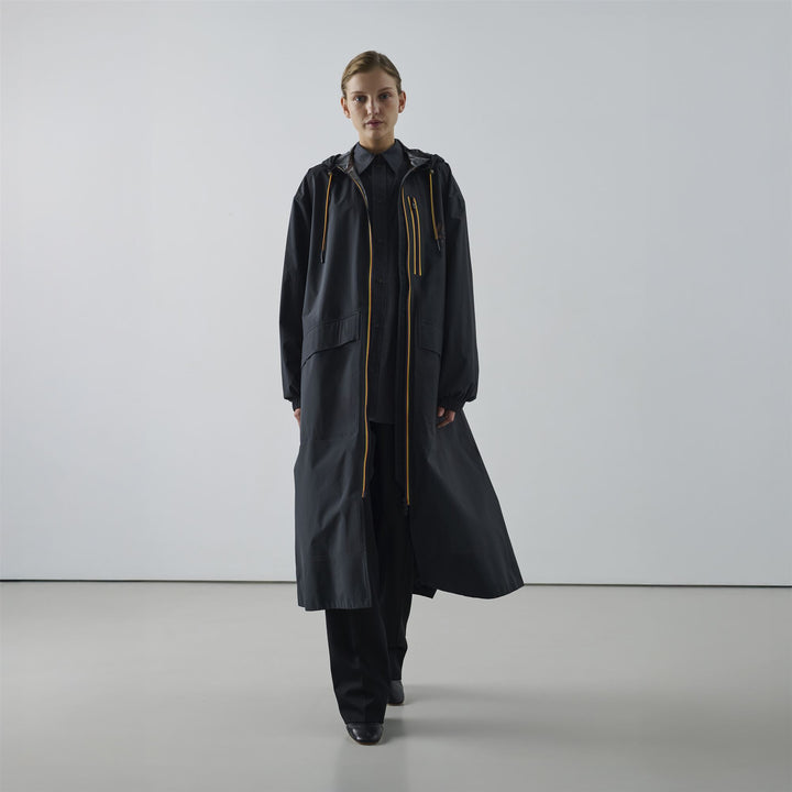 Gabardina larga unisex negra de nailon reciclado con capucha 4