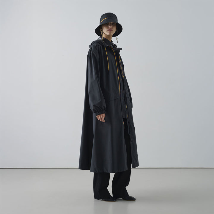 Gabardina larga unisex negra de nailon reciclado con capucha 5