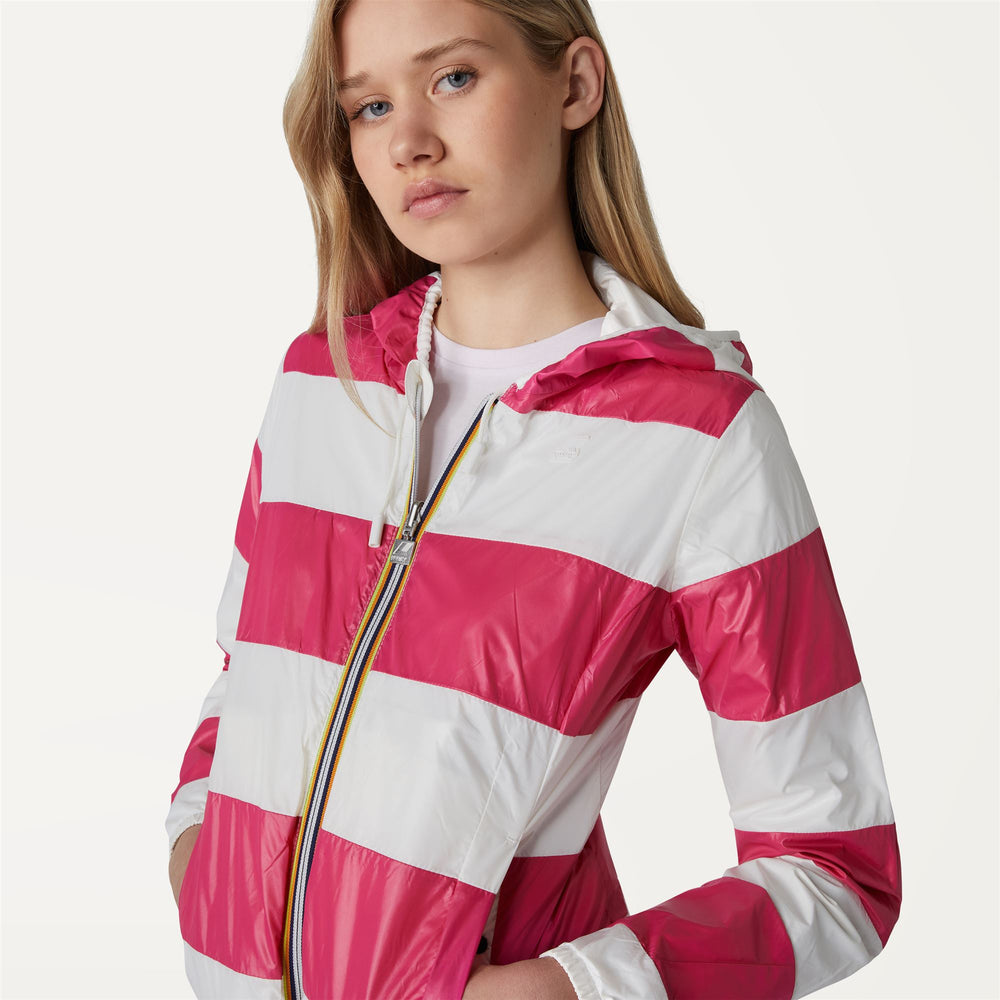 Chaqueta corta reversible blanca para mujer con capucha y bolsillos 02