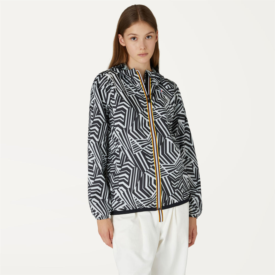 Jackets Woman LE VRAI 3.0 Claudette Graphic Mid OPTICAL TWILL BLK Dressed Back (jpg Rgb)		