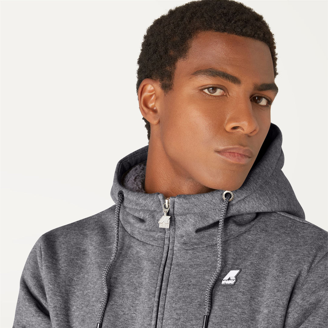 Giacca Fleece Calda Unisex Grigia con Cappuccio Regolabile e Tasca a Marsupio main