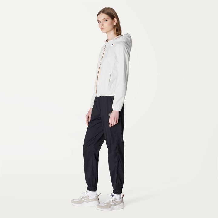 Chaqueta corta reversible y plegable para mujer en gris beige 5