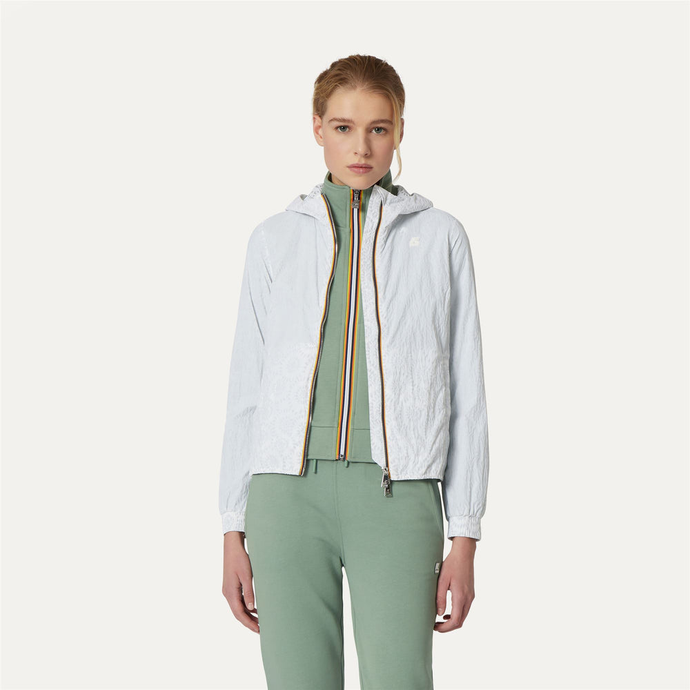 Chaqueta corta de verano gris y blanca para mujer con gráfico en relieve 02