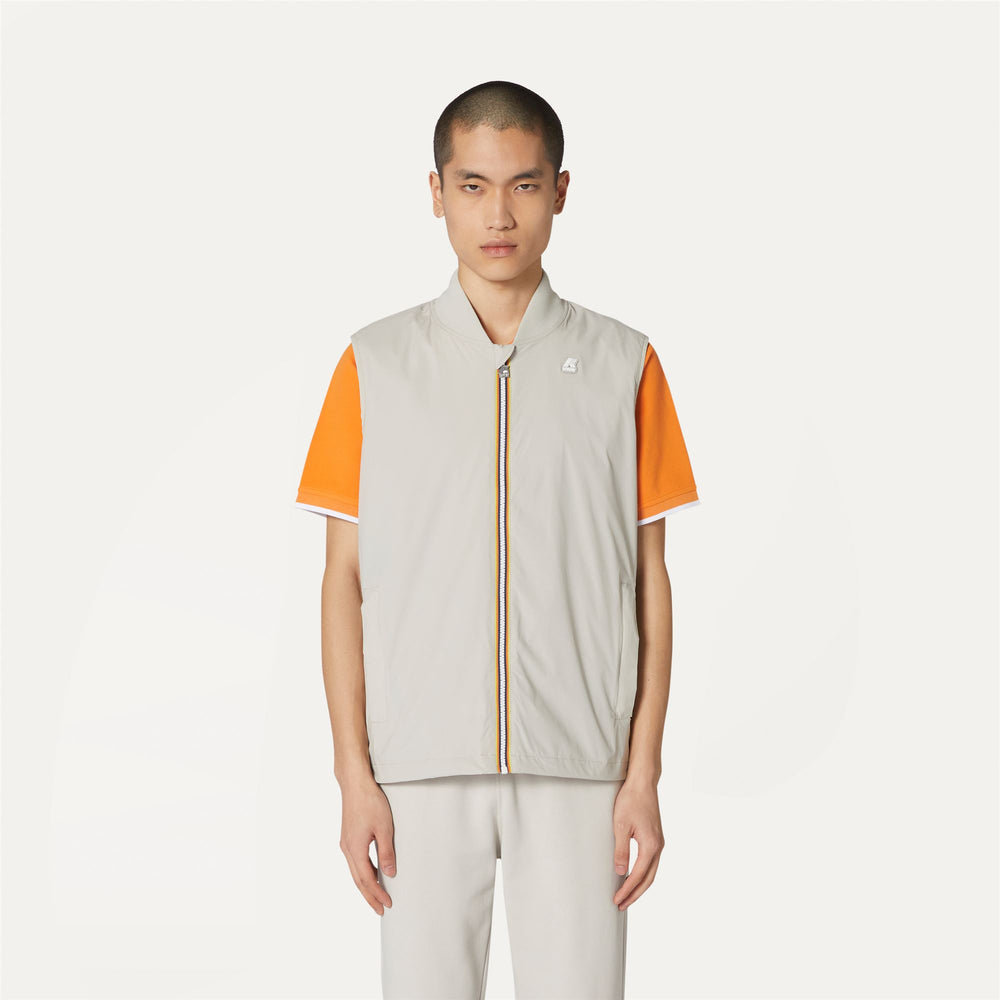 Chaqueta de nylon elástica para hombre en beige y gris para clima variable 02