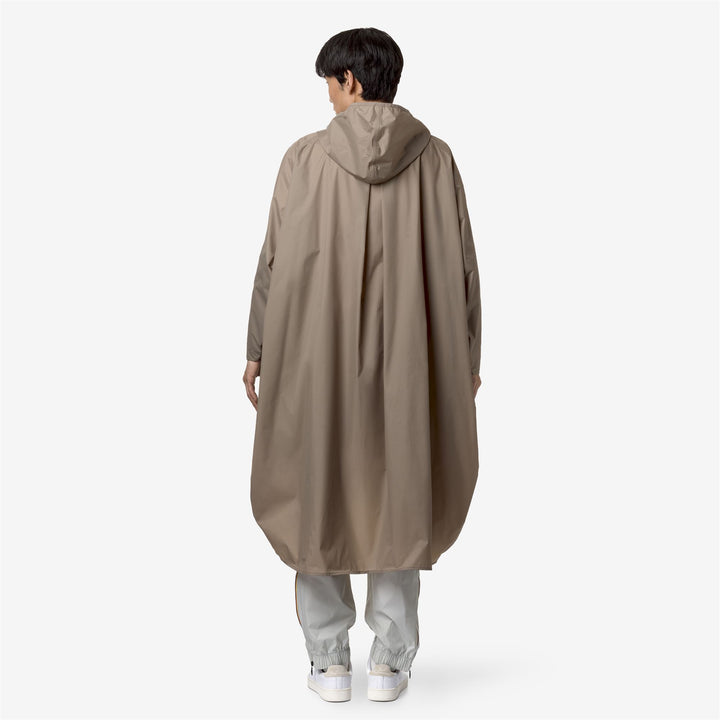 Jackets Unisex LE VRAI 3.0 RENNES PONCHO BEIGE TAUPE Dressed Front Double		