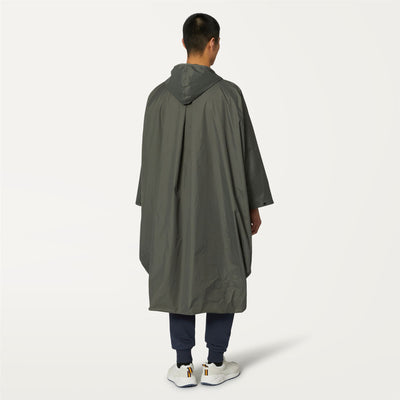 Jackets Unisex LE VRAI 3.0 RENNES PONCHO GREEN BLACKISH Dressed Front Double		
