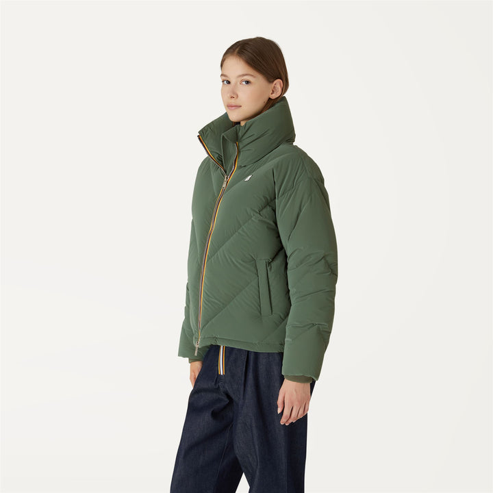 Chaqueta corta de terciopelo acolchado verde laurel para mujer 4