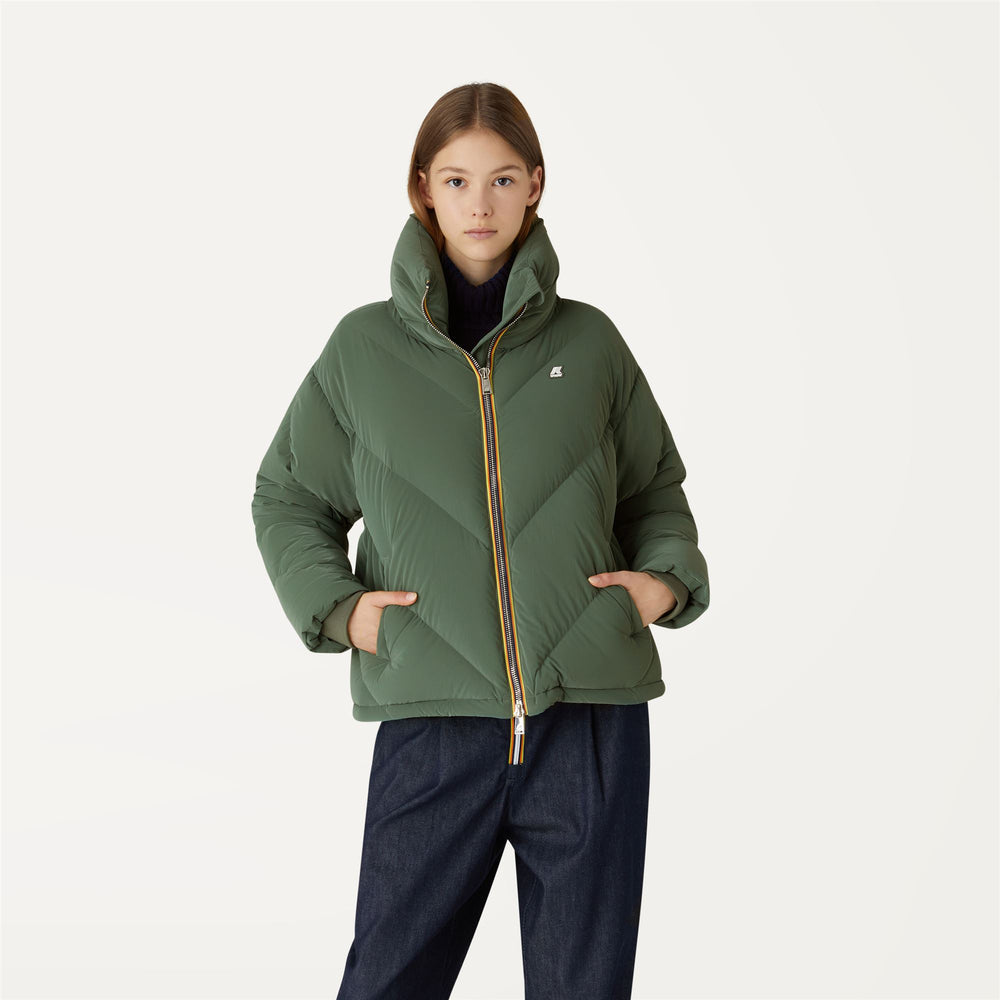 Chaqueta corta de terciopelo acolchado verde laurel para mujer 02