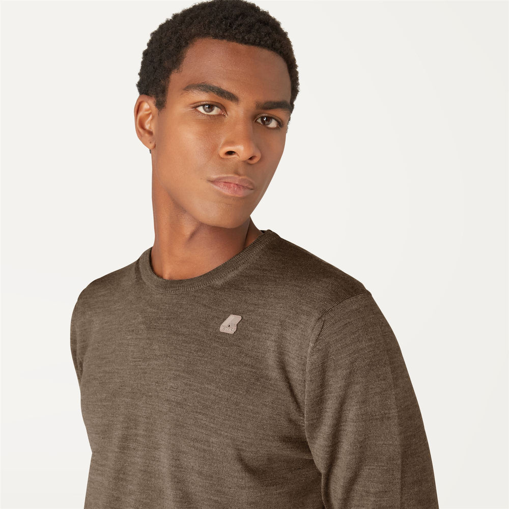 Suéter de punto grueso de lana merino para hombre en marrón beige 02